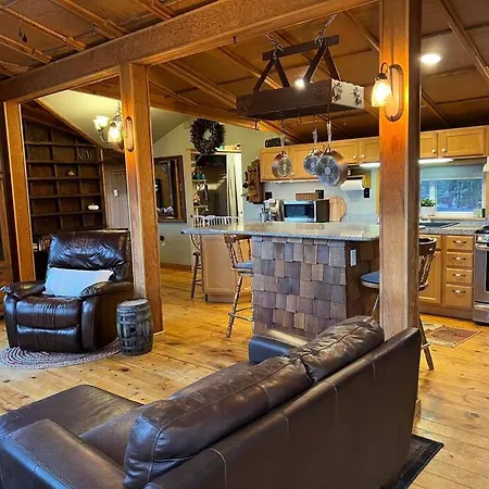 Abandoned Rail Cabin -19 Miles To Breckenridge! Hot Tub!